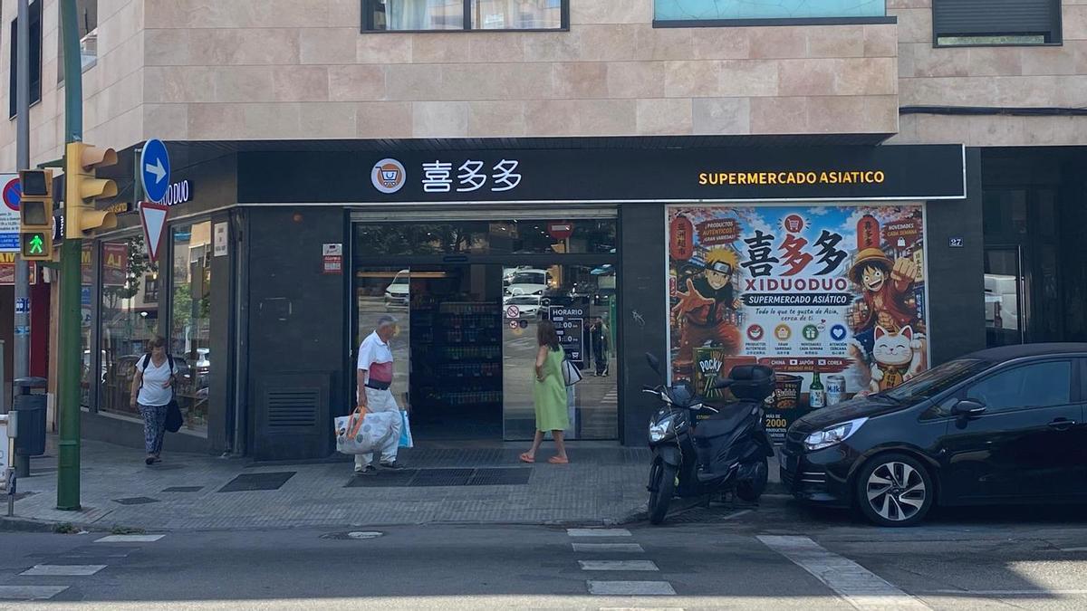 Fachada del supermercado en Pascual Ribot, 31.