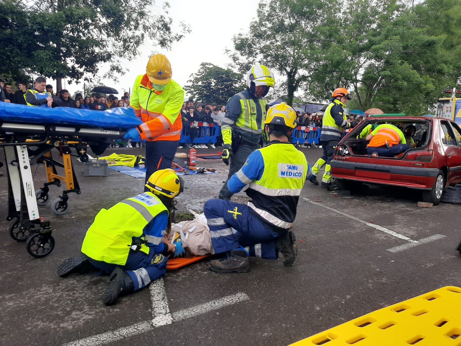 El IES de Noreña se examina de Emergencias: así ha sido el simulacro de accidente celebrado en el centro