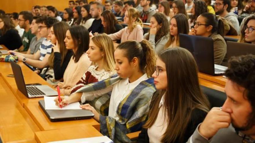 Alumnos en el congreso sobre derecho penal y terrorismo en la UJI.