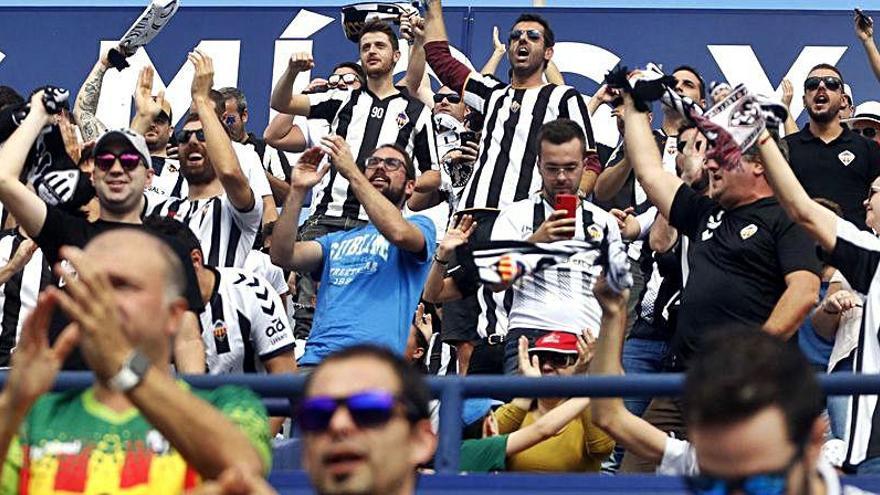 Aficionados del Castellón celebrando un gol.