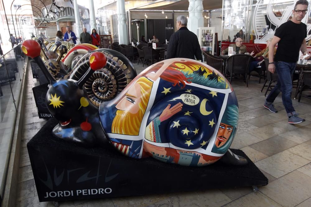 Exposición de caracoles gigantes en el mercado de Colón