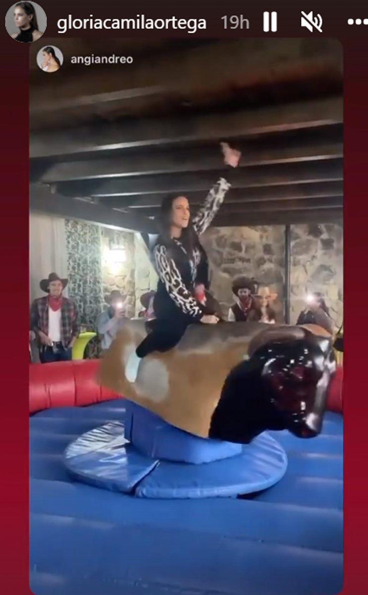 Gloria Camila subida al toro mecánico