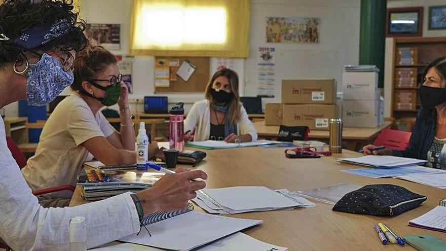 Una reunió de l&#039;equip directiu de l&#039;escola Monsenyor Gibert de Sant Fruitós per preparar l&#039;inici de curs