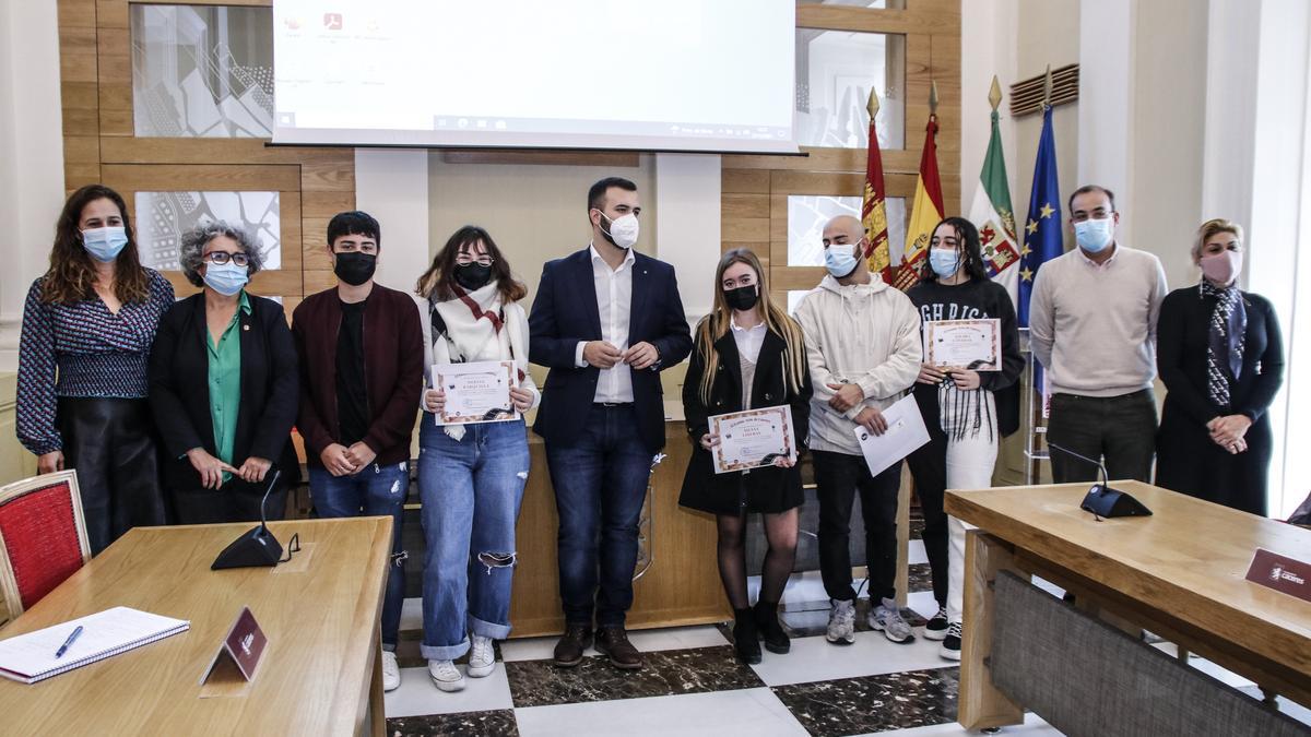 Foto de familia de los premiados y de los responsables municipales.