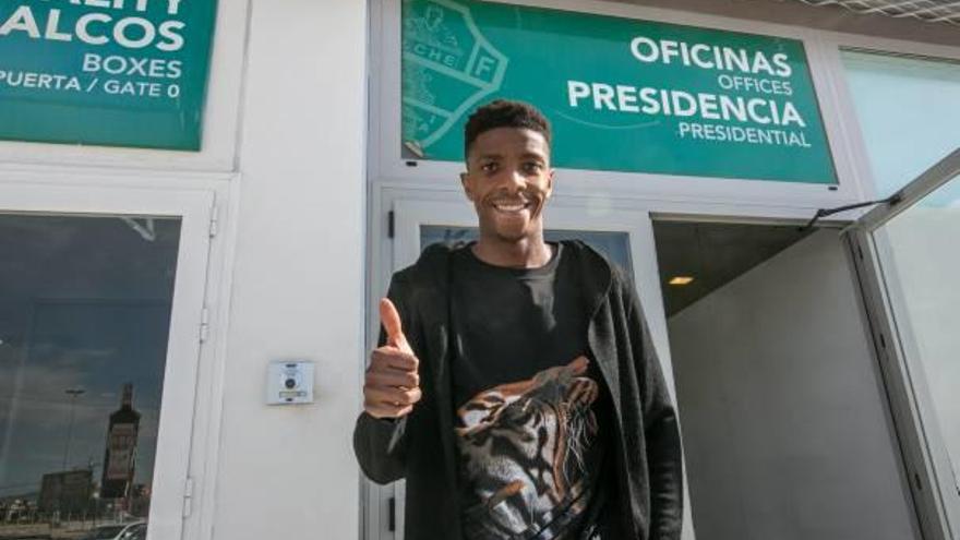 Dominique Malonga, ayer por la mañana, en el estadio Martínez Valero.