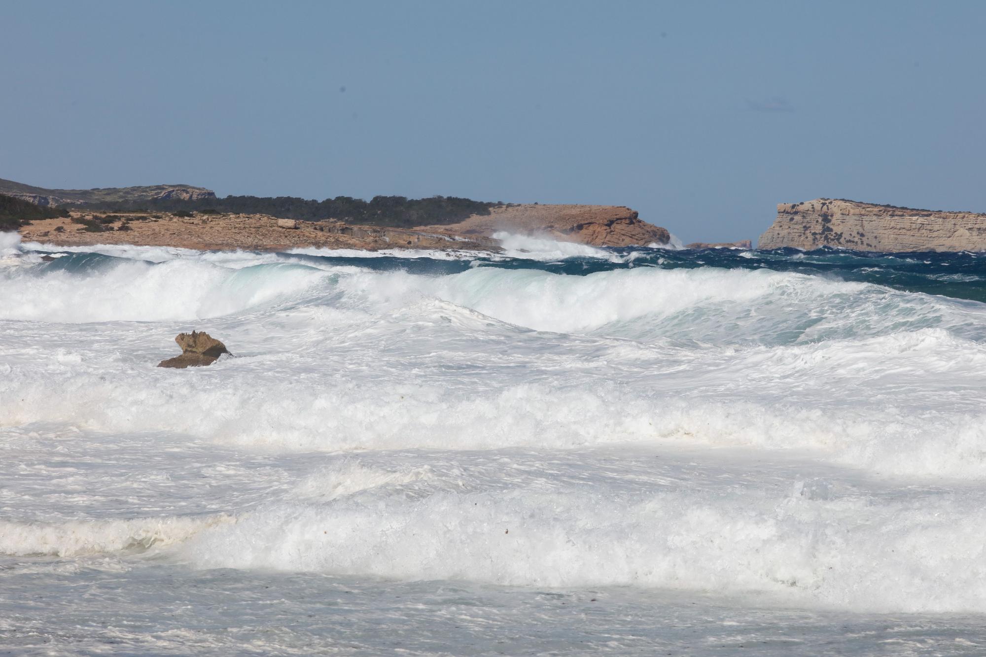 Las imágenes del temporal de viento y oleaje que azota Ibiza y Formentera
