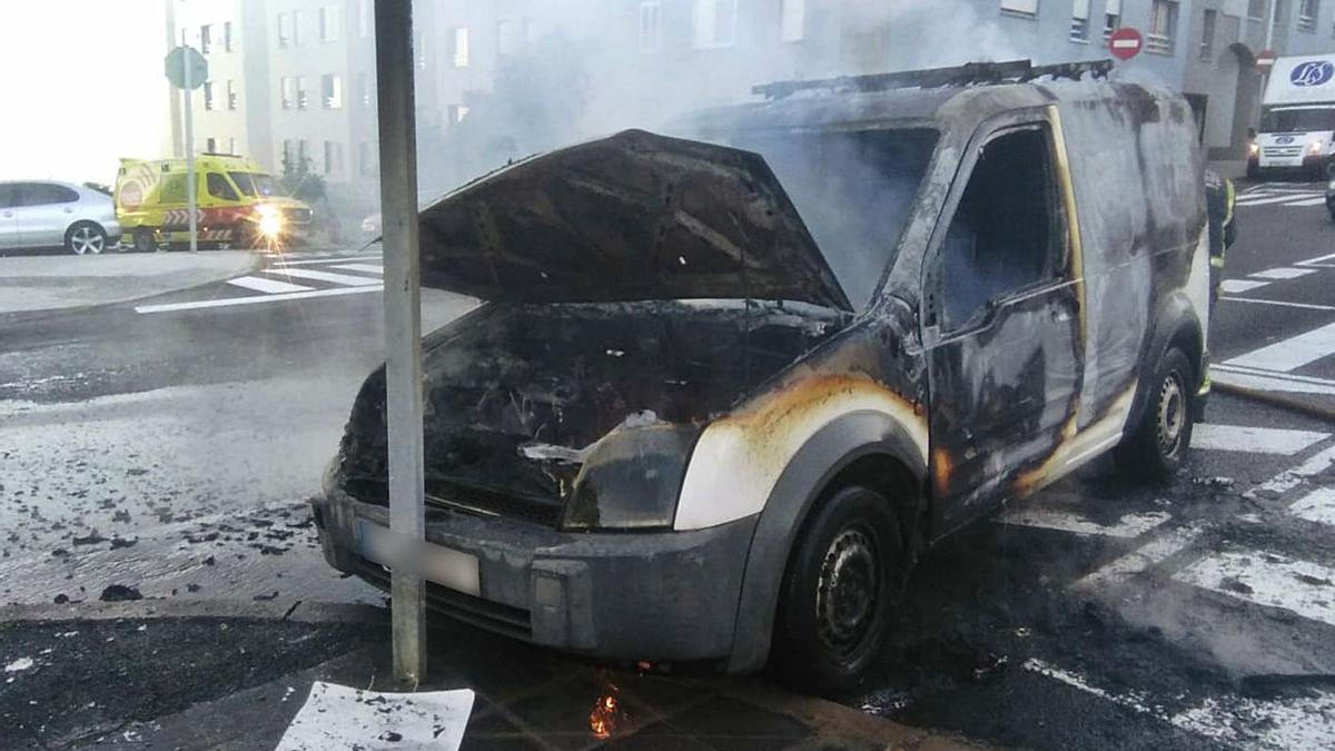 Furgón incendiado en la zona de Añaza, en la capital tinerfeña | | BOMBEROS DE TENERIFE