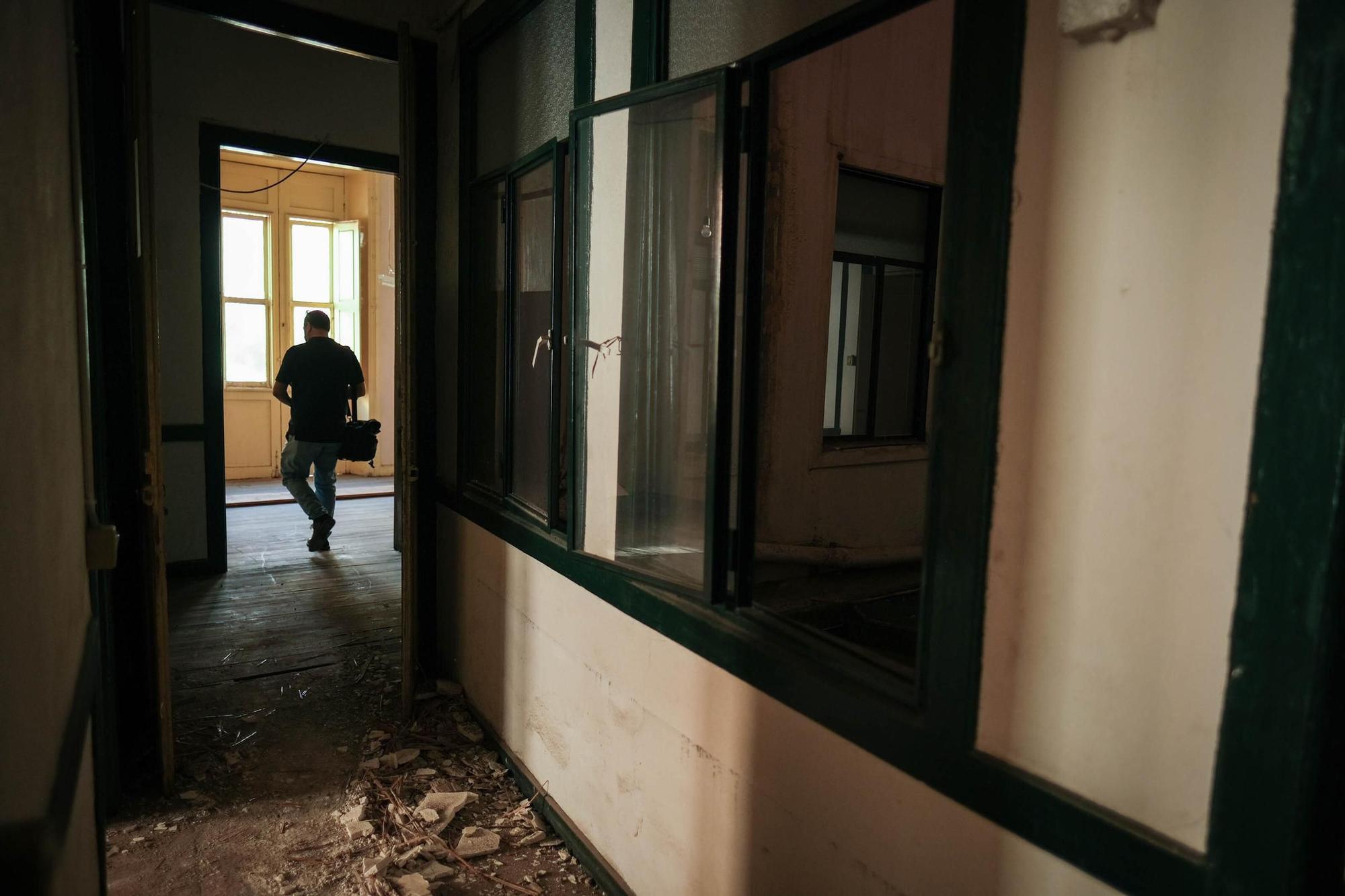 Visita al edificio cedido por Santa Cruz al Diputado del Común
