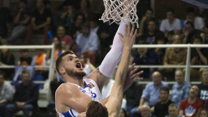 El pívot cobista Fran Guerra lanza a canasta, en el partido del viernes en Pumarín. // Carlos Domarco