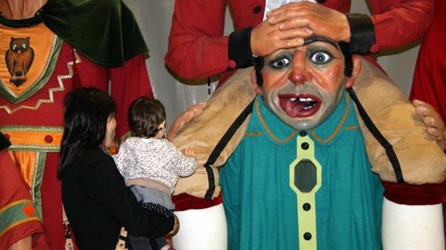 Els infants de Solsona visiten els gegants del Carnaval