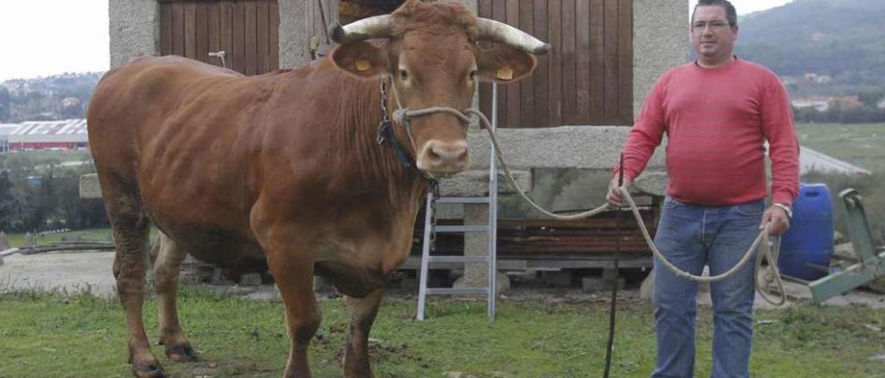 El animal con su propietario, Argentino Alborés, en su vivienda de Parada. // Adrián Irago