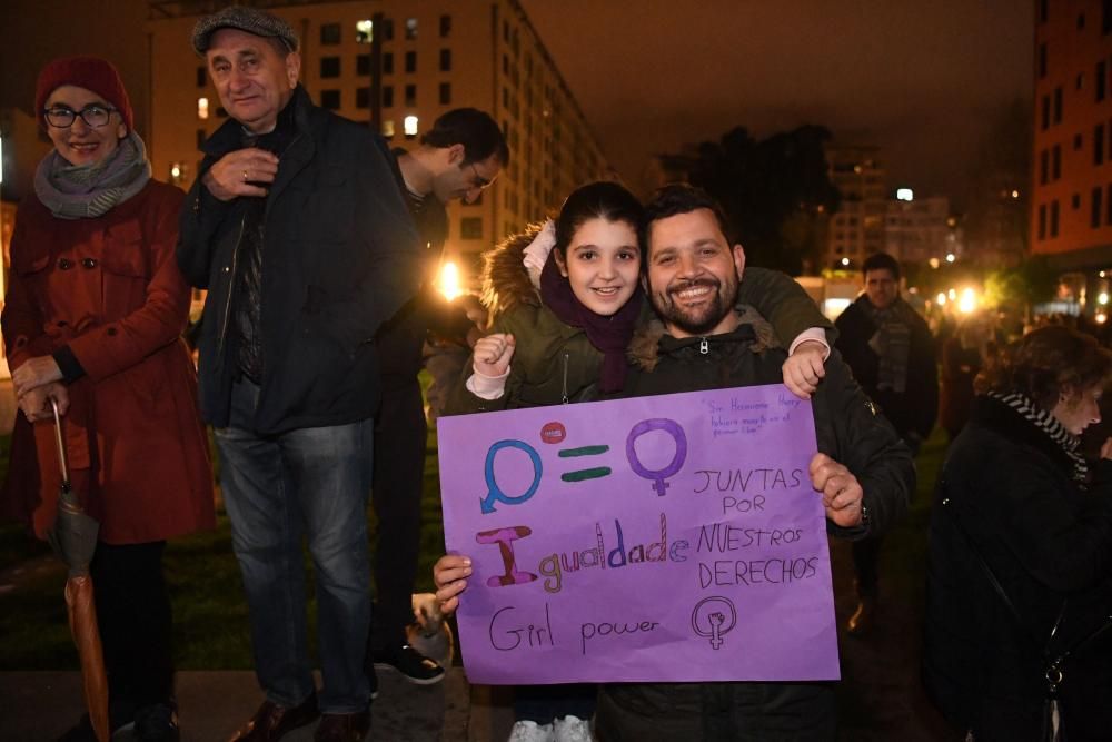 Multitudinaria participación en la marcha que ha recorrido las calles de la ciudad para denunciar las desigualdades y violencias que, en pleno siglo XXI, aún padecen las mujeres.