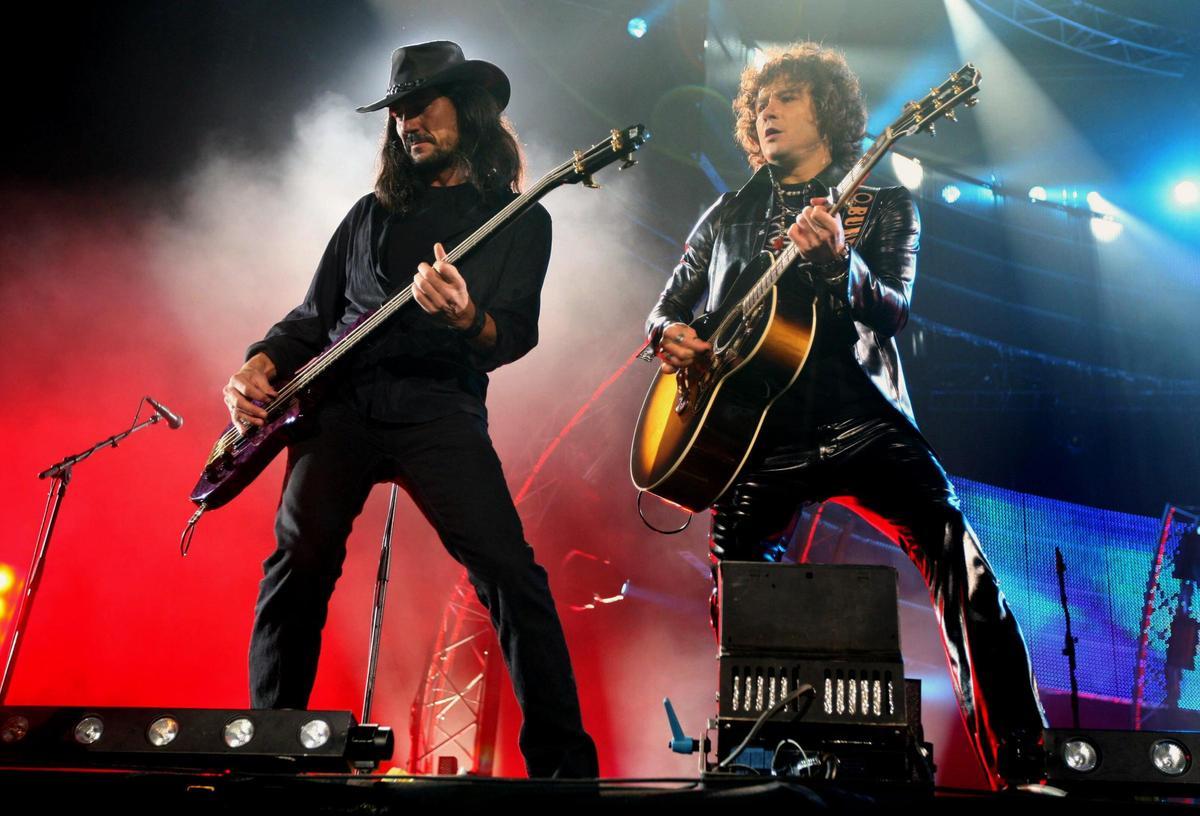 Joaquín Cardiel y Enrique Bunbury, en el concierto en La Romareda en octubre de 2007.
