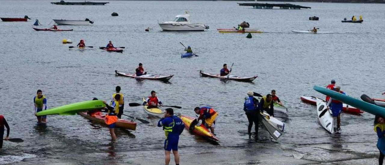 Una de las pruebas del Campeonato de Galicia de kayak de mar en aguas de la ría de Aldán. // Gonzalo Núñez