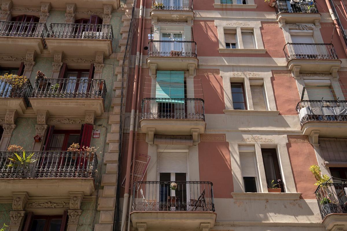 17/05/2023 Fachada de un edificio de viviendas, a 17 de mayo de 2023, en Barcelona, Cataluña (España). Después de su aprobación en el Congreso el pasado 27 de abril, hoy se ha aprobado en el Senado la Ley por el derecho a la vivienda. La Ley es una de las reformas recogidas en el Plan de Recuperación, Transformación y Resiliencia. La futura ley incluirá medidas para aumentar la oferta de vivienda a precios asequibles, evitar que se den situaciones de tensión en el mercado del alquiler y apoyar a jóvenes y colectivos vulnerables en el acceso a la vivienda. ECONOMIA David Zorrakino - Europa Press