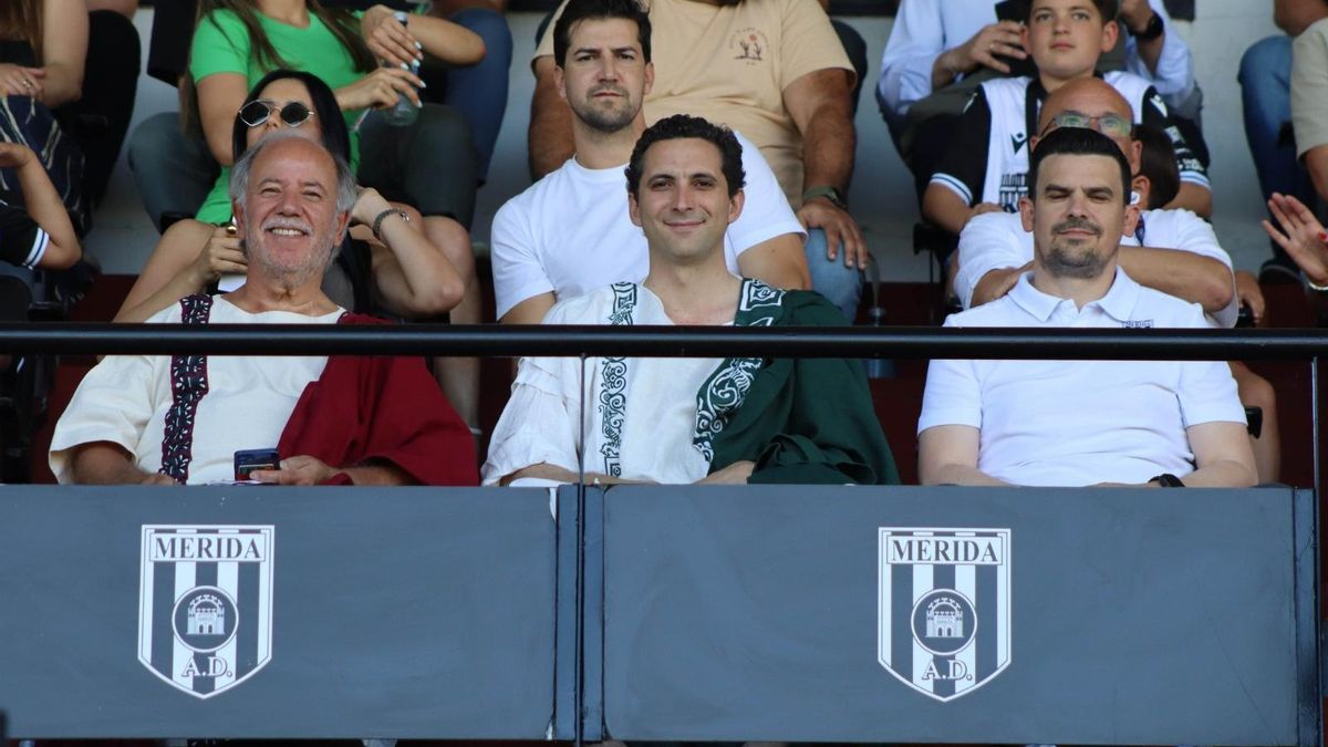 Tiago Lenho, en el centro, en segunda fila, durante el último partido del Mérida en casa, detrás del director general, Alejandro Pérez.