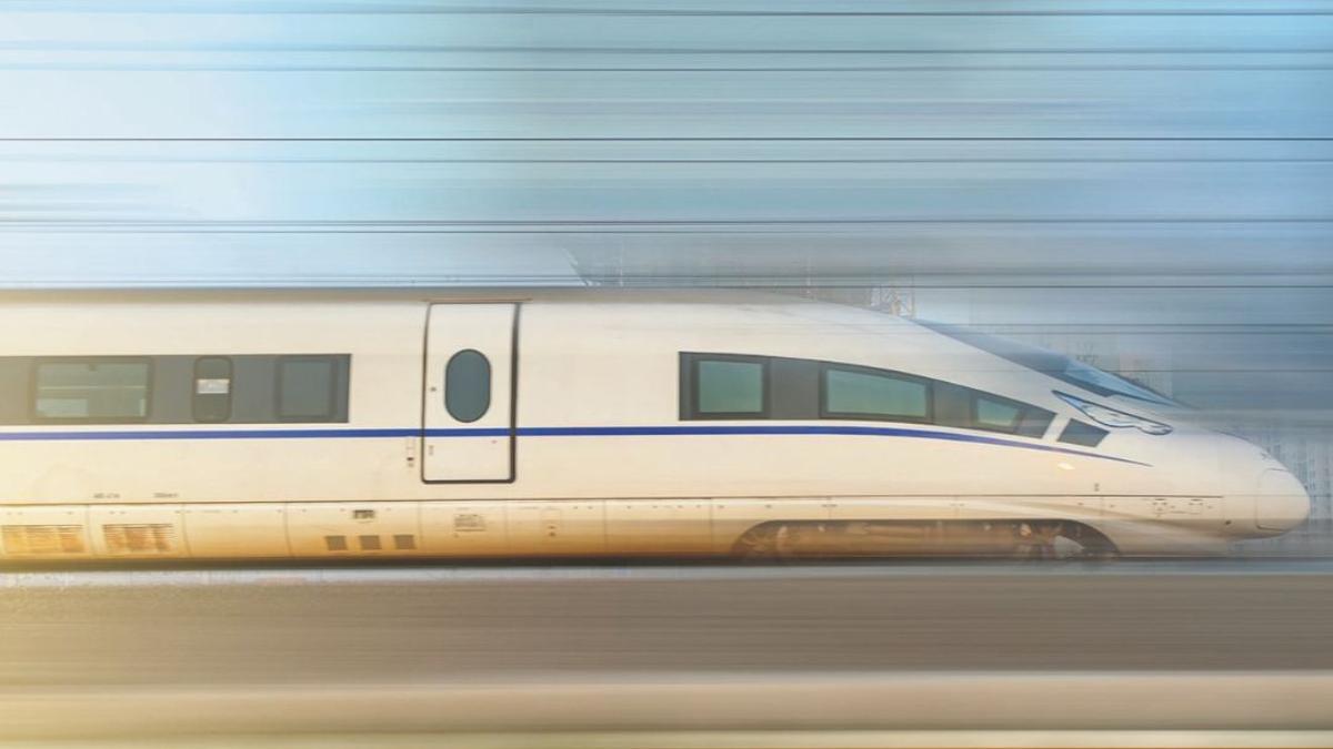 Un tren que se ejecuta en un ferrocarril de alta velocidad.
