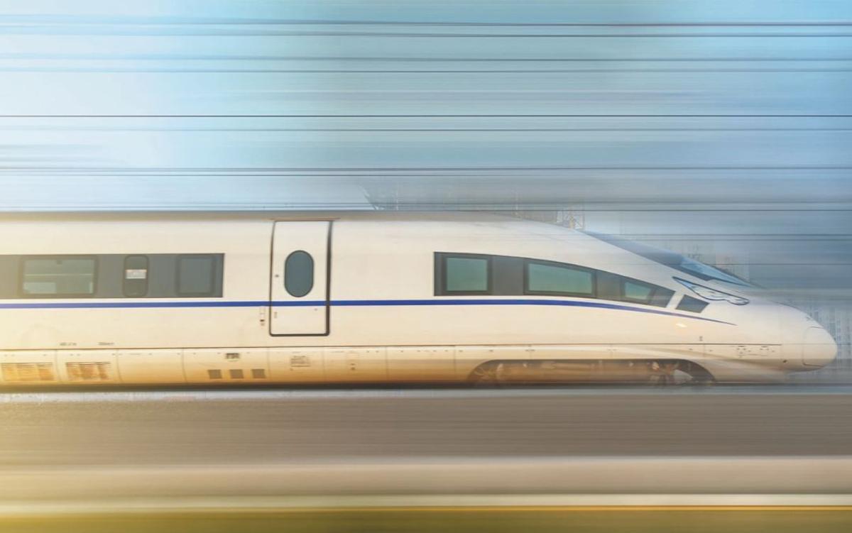 Un tren viaja por un ferrocarril de alta velocidad.