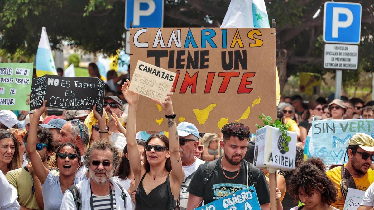 Canarias vuelve a salir a la calle para protestar contra el modelo económico y turístico