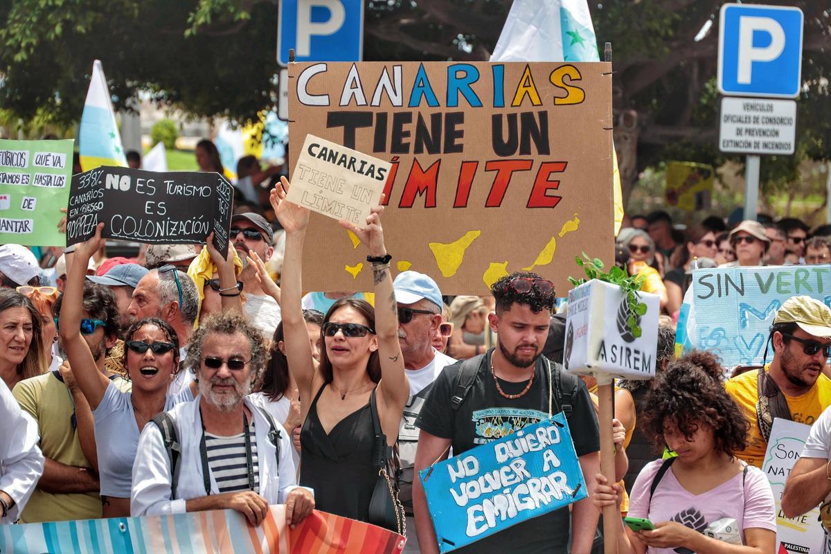 Un momento de la manifestación contra el modelo económico y turístico de Canarias en Tenerife