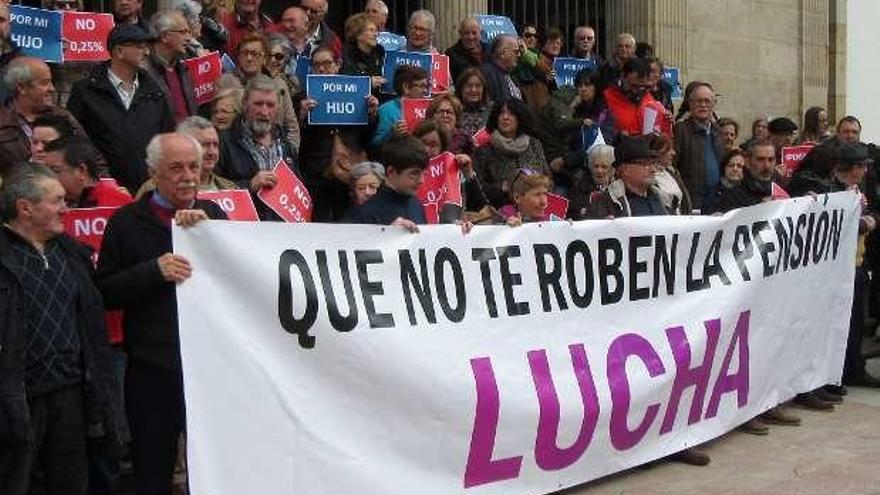 Protesta de jubilados de Cangas de Onís, el sábado.