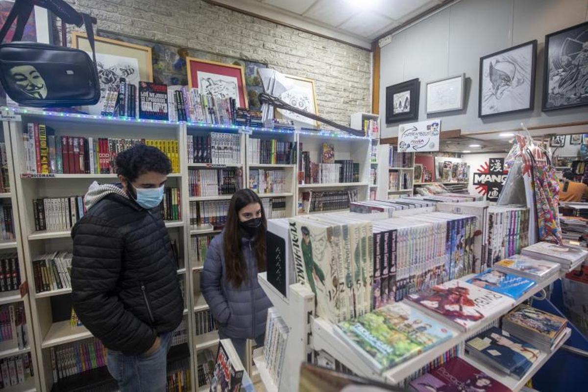 Dos clientes en la librería Univers del Còmic, en la calle Nuredduna.  | GUILLEM BOSCH
