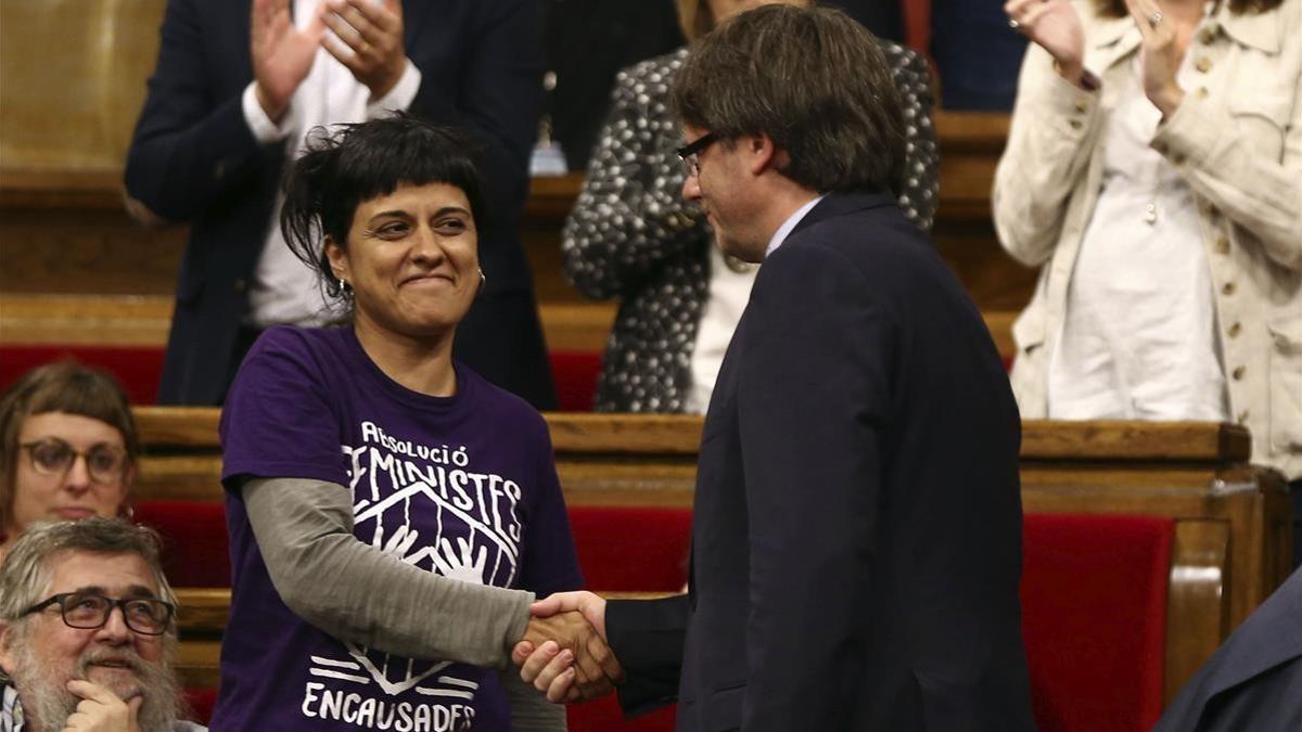 Anna Gabriel y Carles Puigdemont en el Parlament