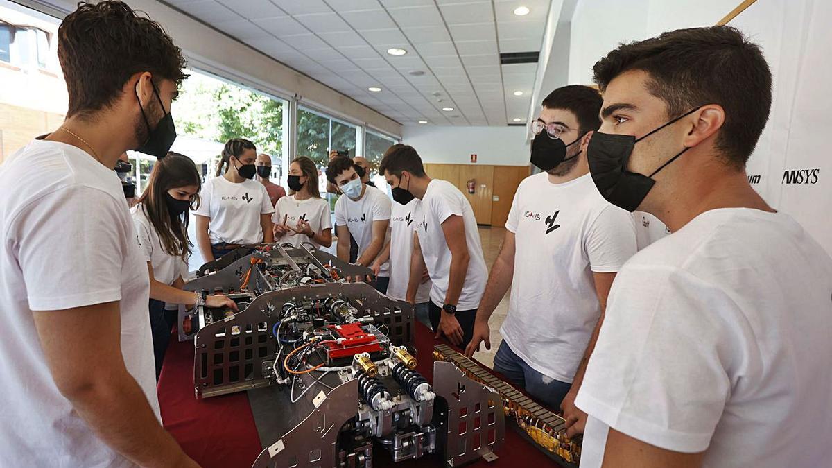 Los componentes del equipo Hyperloop UPV que trabajan en el prototipo.  |