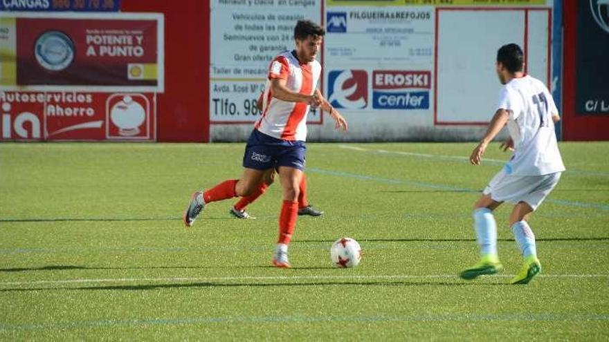 Un momento del partido de ayer entre Alondras y Cruceiro. // G.N.