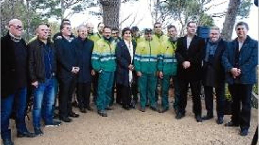 Foto de família de la presentació del conveni als Jardins de Cap Roig.