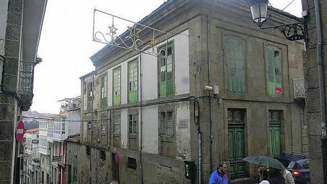 Inmueble que acogerá el futuro albergue para peregrinos de Betanzos, en el casco histórico. / carlos pardellas