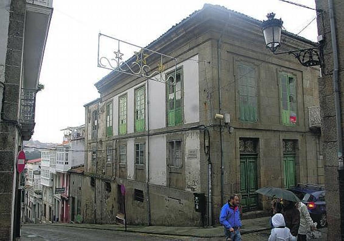 Inmueble que acogerá el futuro albergue para peregrinos de Betanzos, en el casco histórico. / carlos pardellas