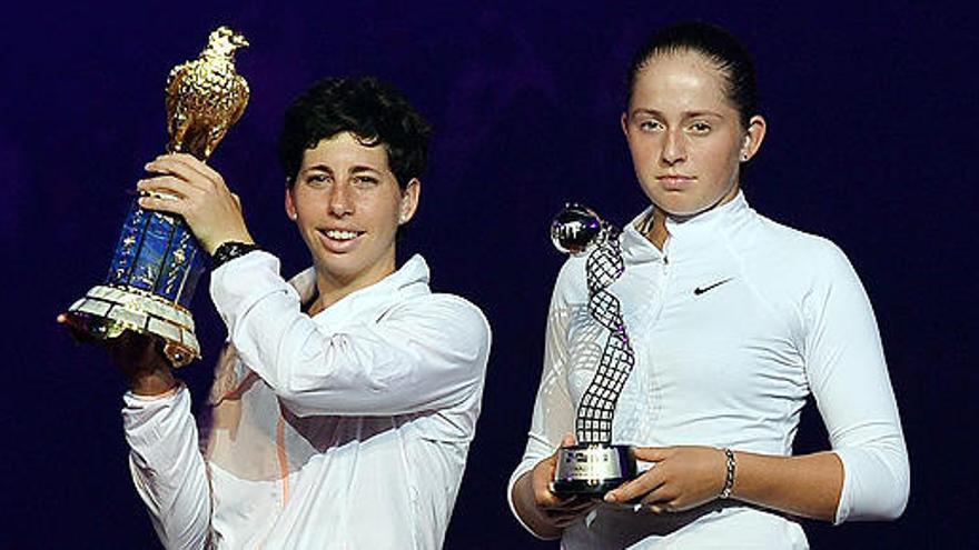 Carla Suárez levante el trofeo de Doha.