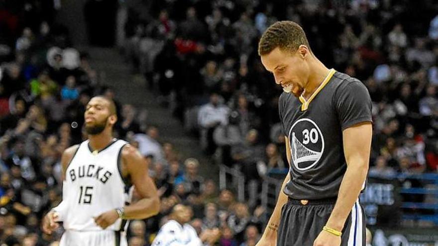 L&#039;estrella dels Warriors, Stephen Curry, capcot per la derrota