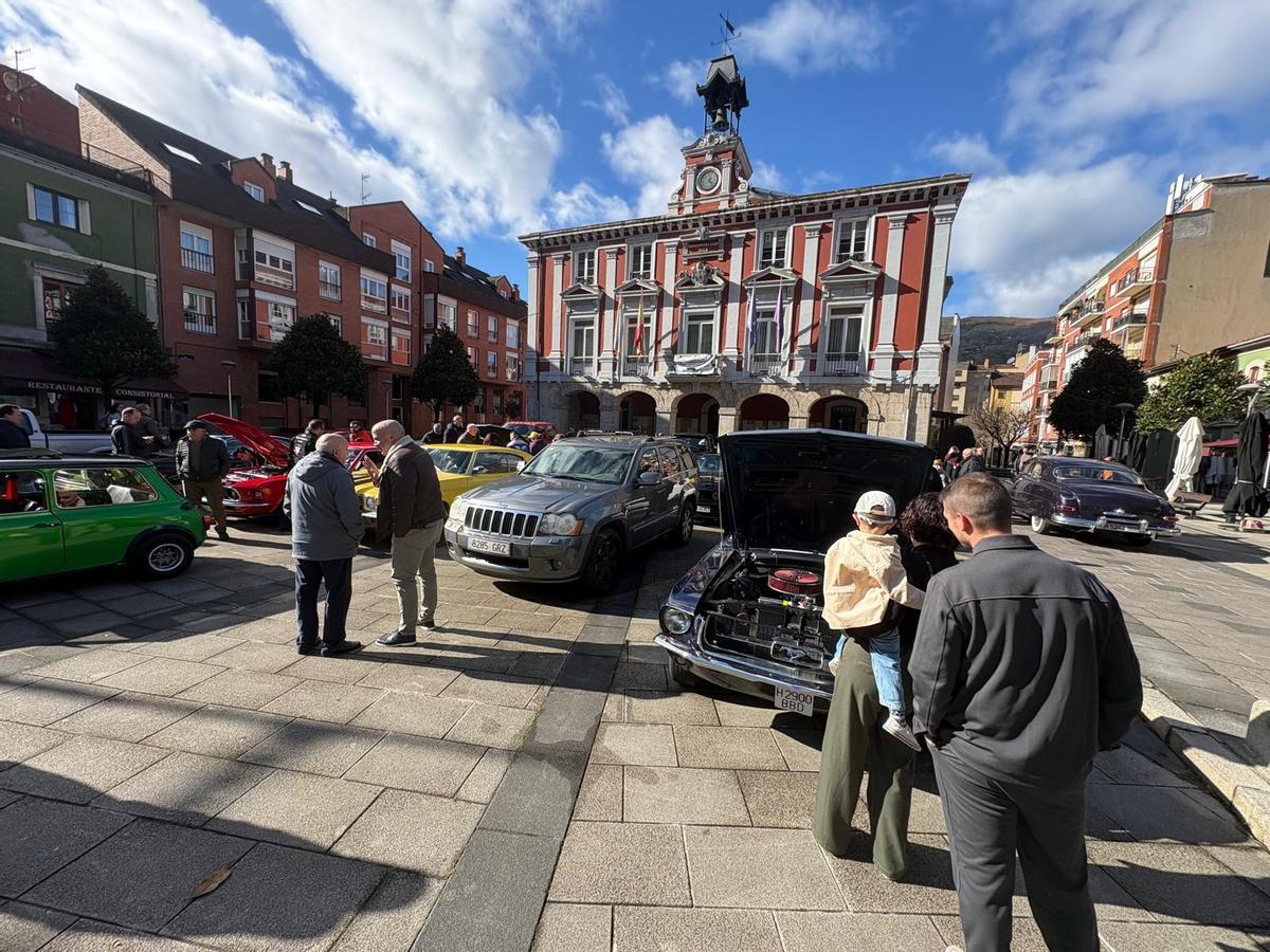 Concentración de coches clásicos americanos en Mieres