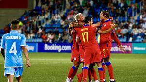 Los jugadores andorranos se abrazan tras marcar ante San Marino.