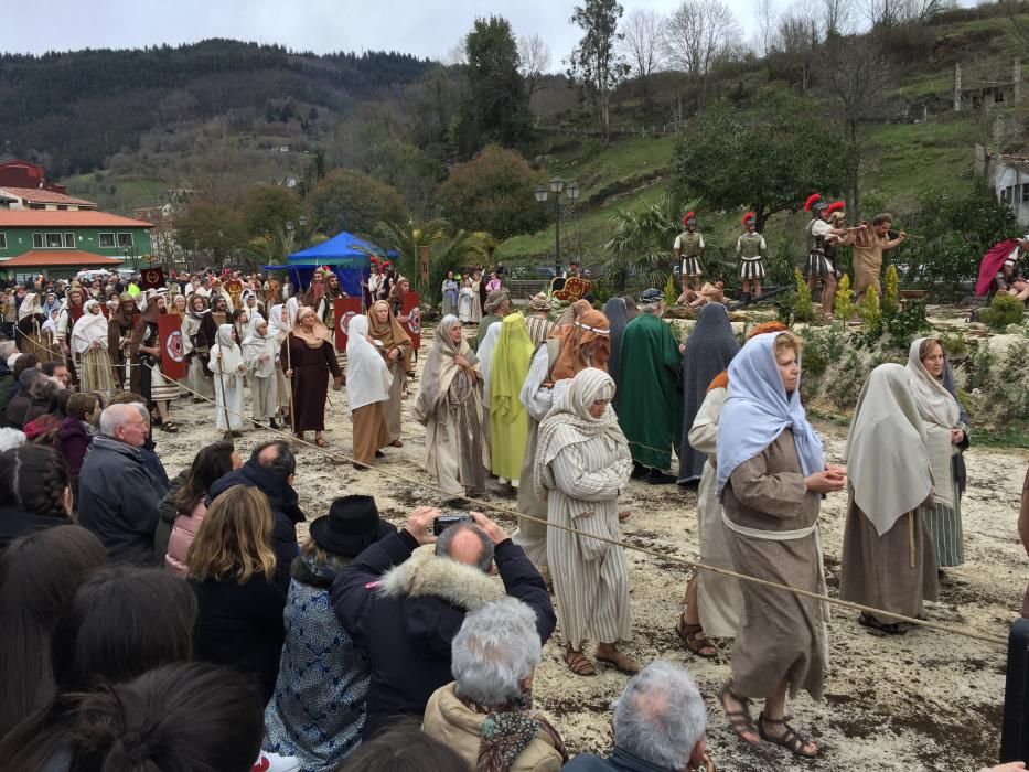 Via Crucis viviente en Infiesto.