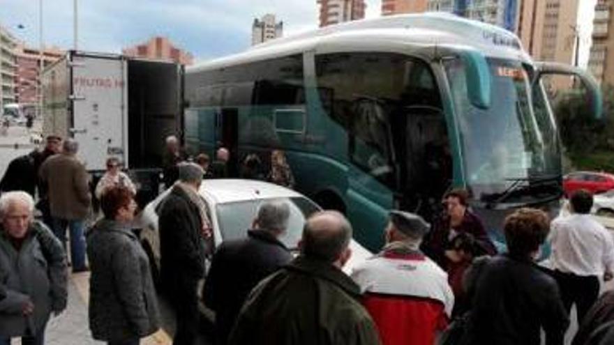 Un autobús recogiendo a turistas mayores para realizar una excursión. La Policía inspeccionará ahora todos estos vehículos.