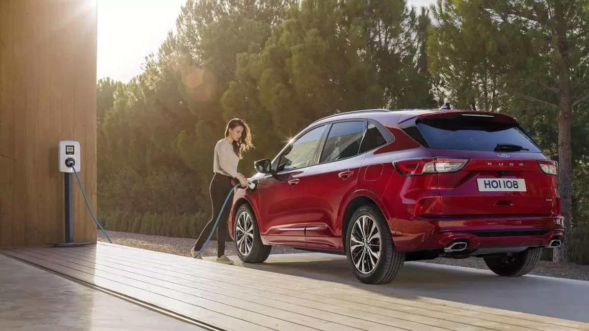 ¿Compensa comprar un coche híbrido enchufable?