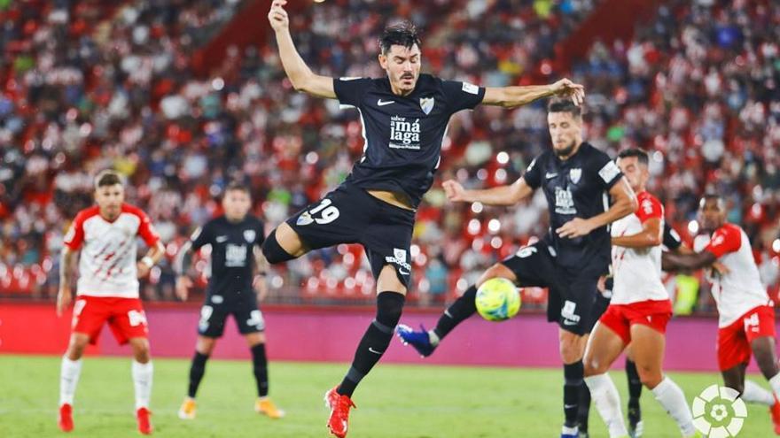 Jozabed Sánchez salta a por un balón en el encuentro frente al Almería. LaLiga