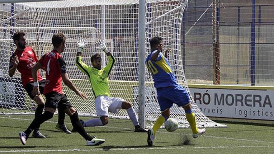 Marcos Contreras intenta atajar un disparo de un jugador local.