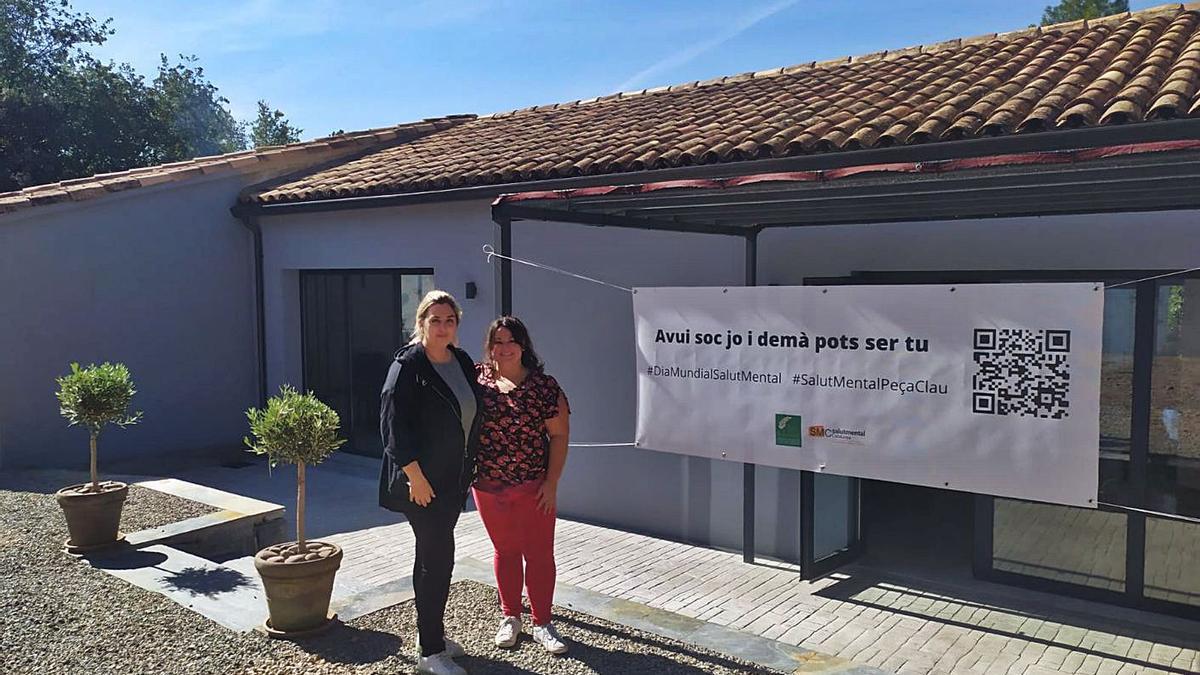 Mònica Serra i Isabel Verdejo a l’entrada del nou equipament de l’associació | ARNAU VALVERDE