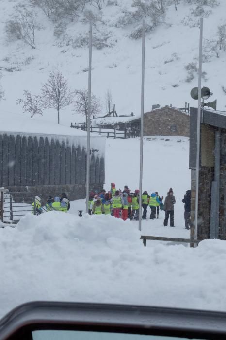 Primer día de esquí en la estación de Fuentes de Invierno