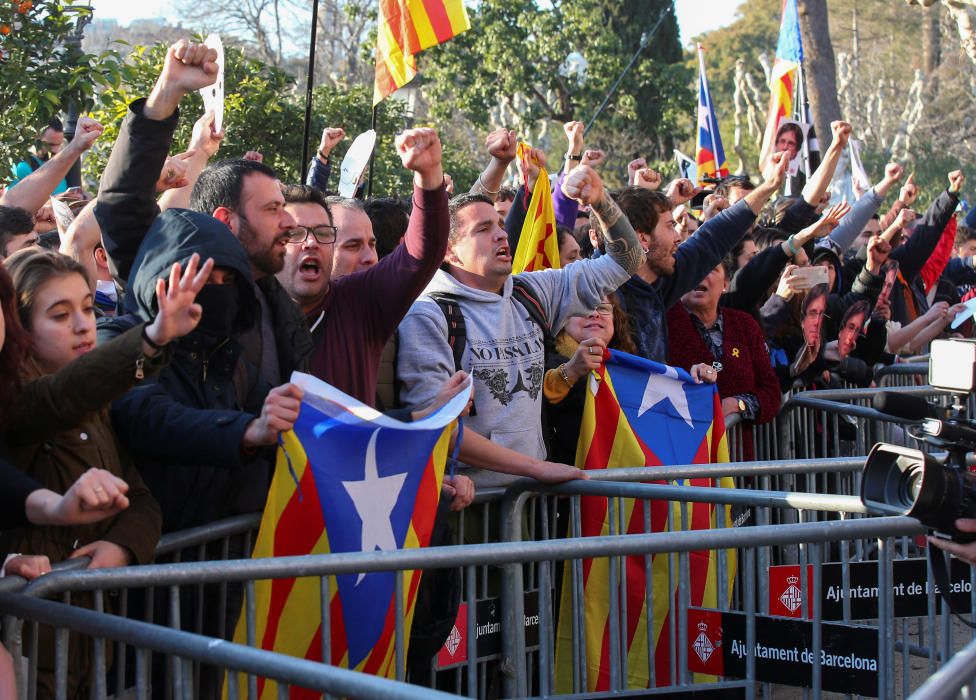 Pro-independence demonstrators protest outside ...