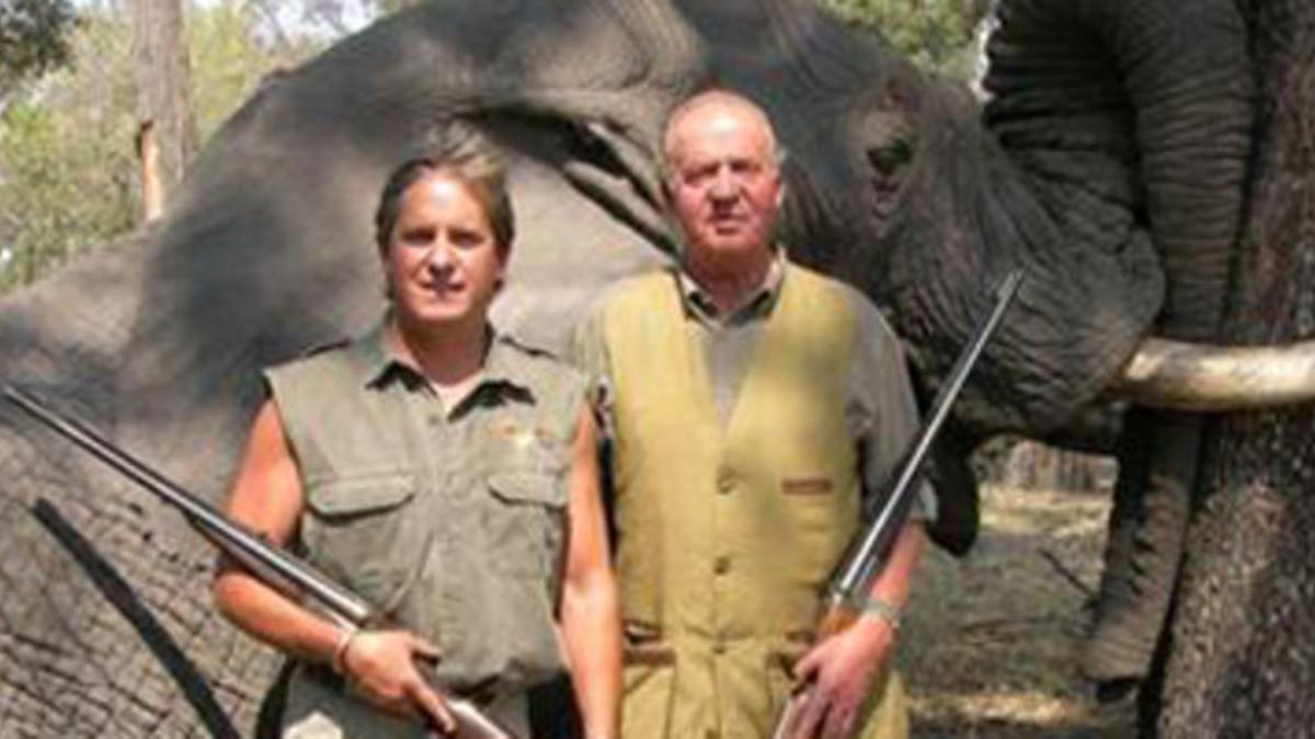 El Rey posa con el propietario de Rann Safaris, frente a un elefante abatido durante una cacería en el año 2007