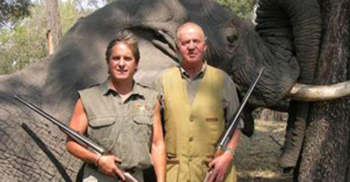 El Rei posa amb el propietari de Rann Safaris davant d’un elefant abatut durant una cacera l’any 2007. El Rei posa amb el propietari de Rann Safaris davant d’un elefant abatut durant una cacera l’any 2007.