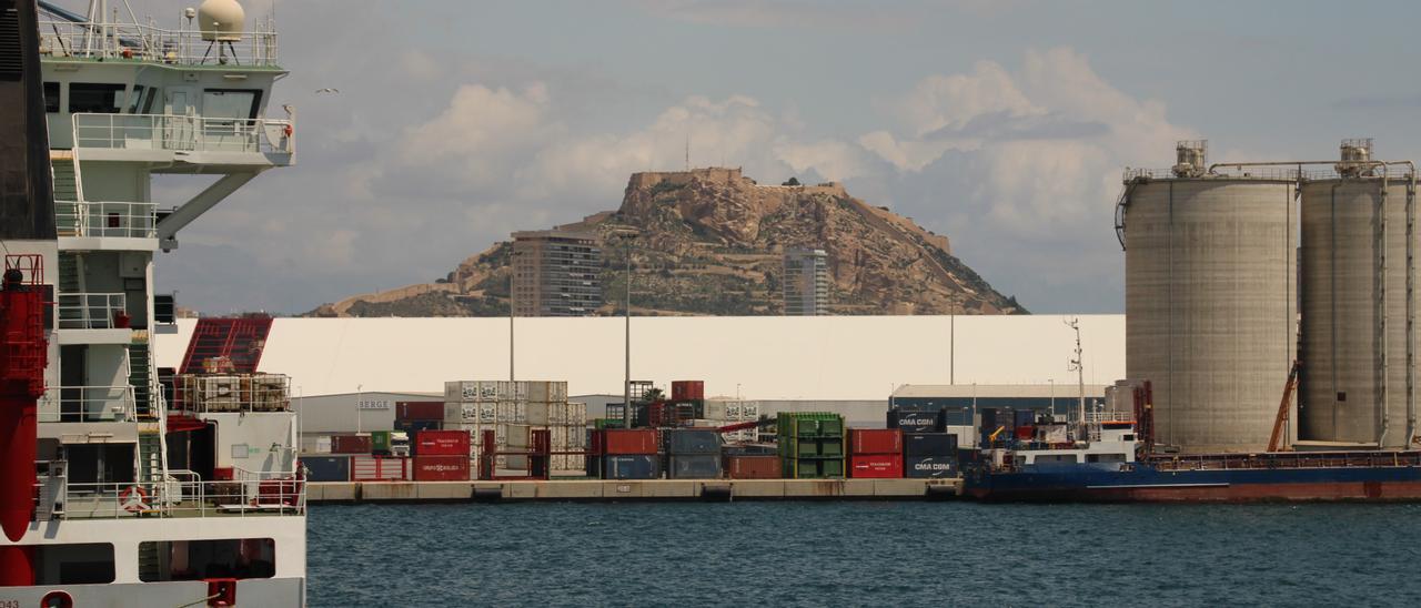 La nave cerrada para el tratamiento de graneles en el puerto de Alicante, con el castillo de Santa Bárbara al fondo.