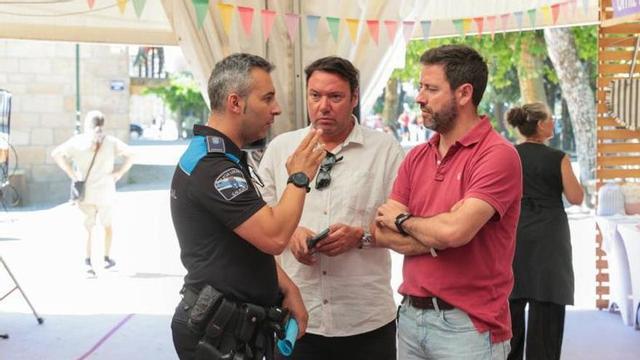 Un policía local conversa con Tino Cordal y el alcalde Samuel Lago. | IÑAKI ABELLA