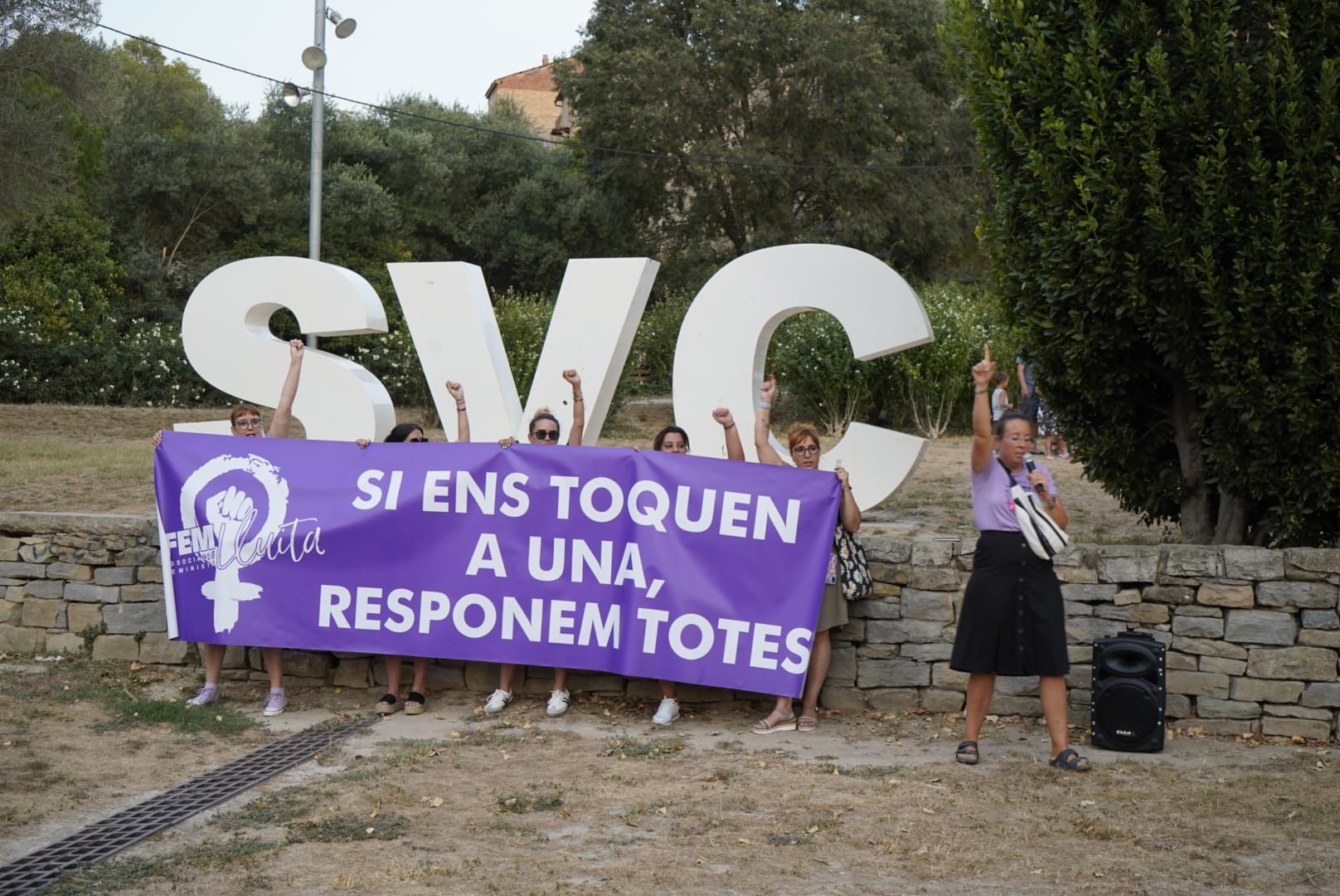 Sant Vicenç de Castellet condemna l'agressió sexual a una menor, en imatges