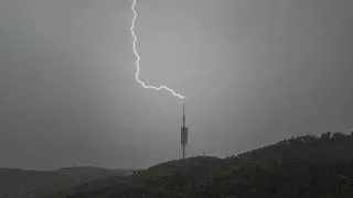 Imágenes | Rayos impactan en la Torre de Collserola durante la tormenta de este miércoles en Barcelona